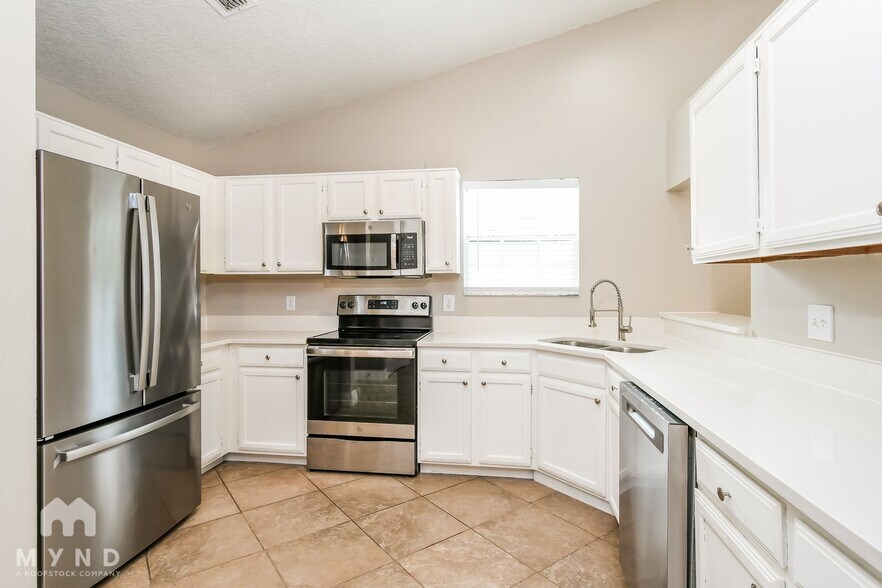 Building Photo - 6481 Piccadilly Ln