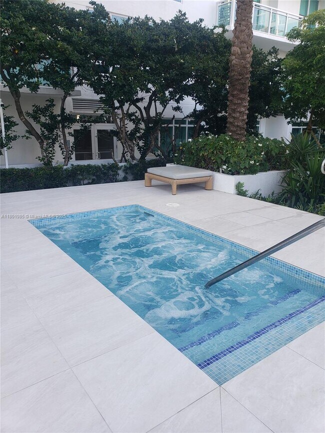 Building Photo - 950 Brickell Bay Dr