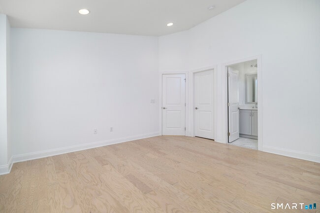 Building Photo - 15 E Cross Trail