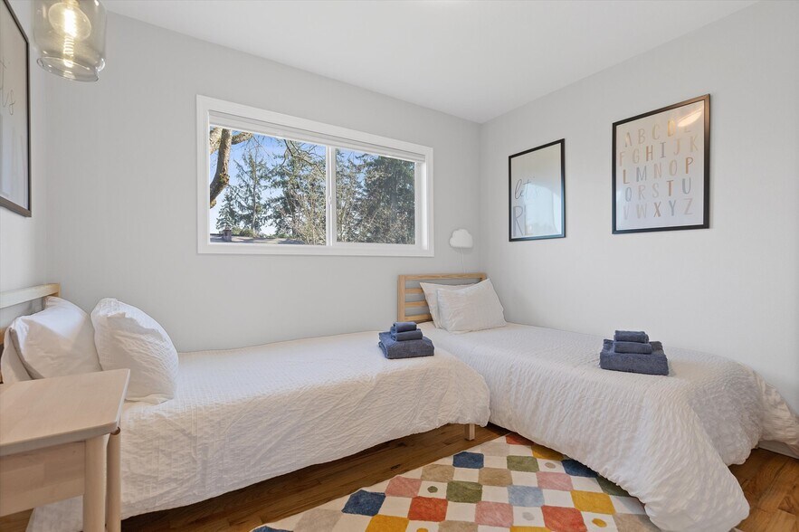 Building Photo - 4775 SW Beech Dr