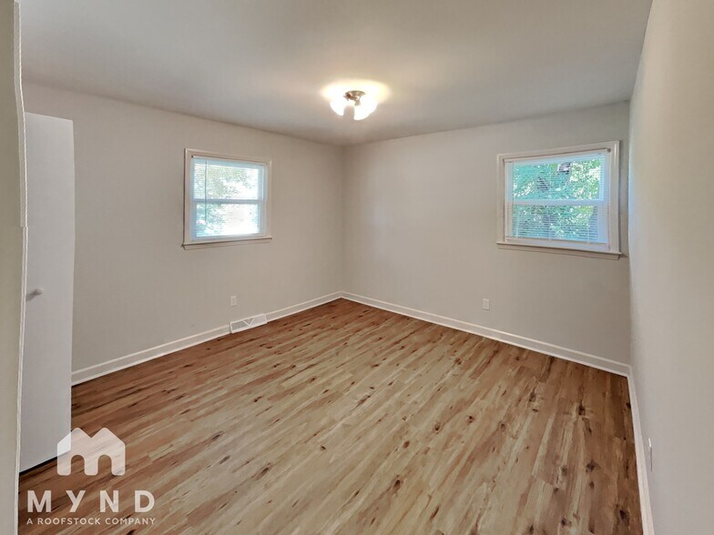 Building Photo - 3211 Spring Valley Dr