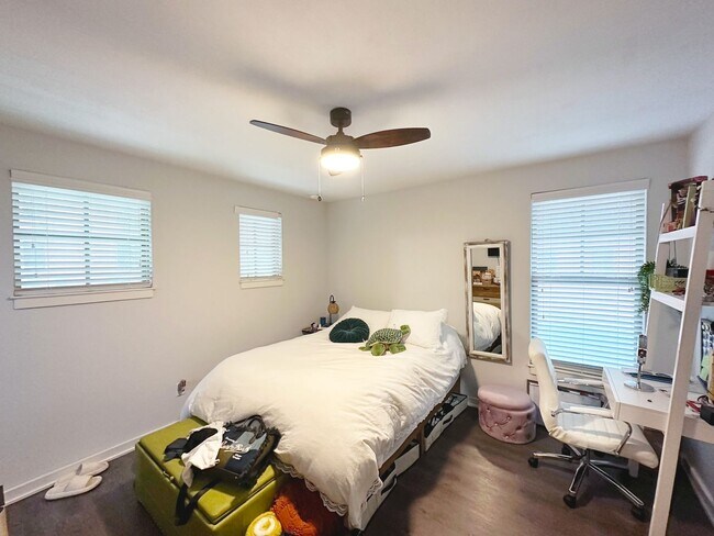 Building Photo - Rosemary Square - Lovely 3 Bedroom, 3 Bath...