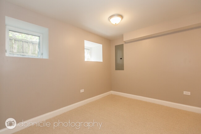 Building Photo - 806 S Oakley Blvd