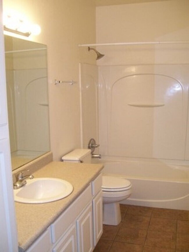 Building Photo - 1415 E Elm St