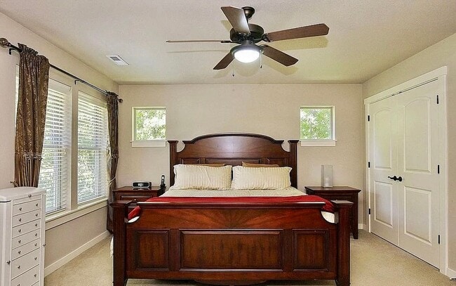 Building Photo - 3 Bed, 2.5 Bath Tigard Home with Entertain...