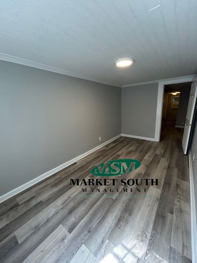 Building Photo - RENOVATED ONE BEDROOM ON THE BEAUTIFUL JONES STREET!!!