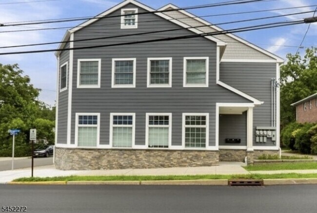Building Photo - 627 Bloomfield Ave