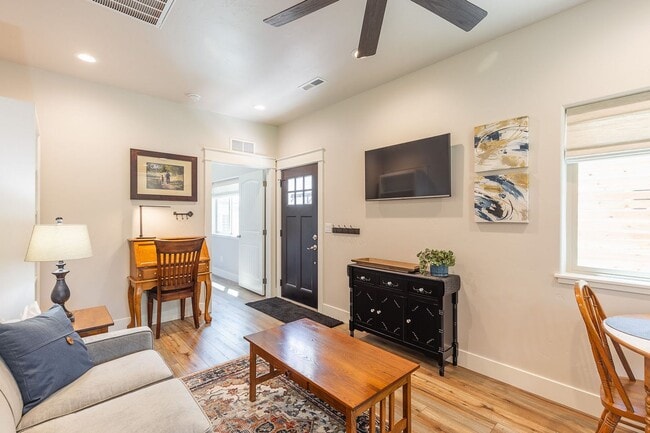 Building Photo - Charming Fully Furnished 1 Bedroom, 1 Bath...