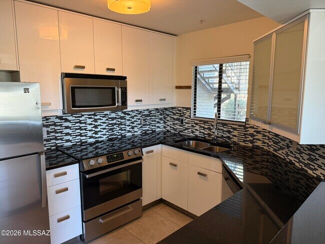 Building Photo - 5751 N Kolb Rd