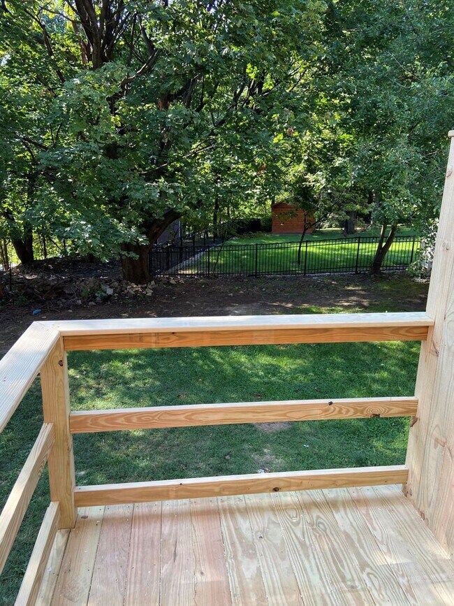 Building Photo - Cozy, Two Bed Available NOW!