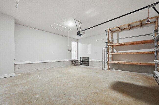 Building Photo - 5810 Crestlake Dr