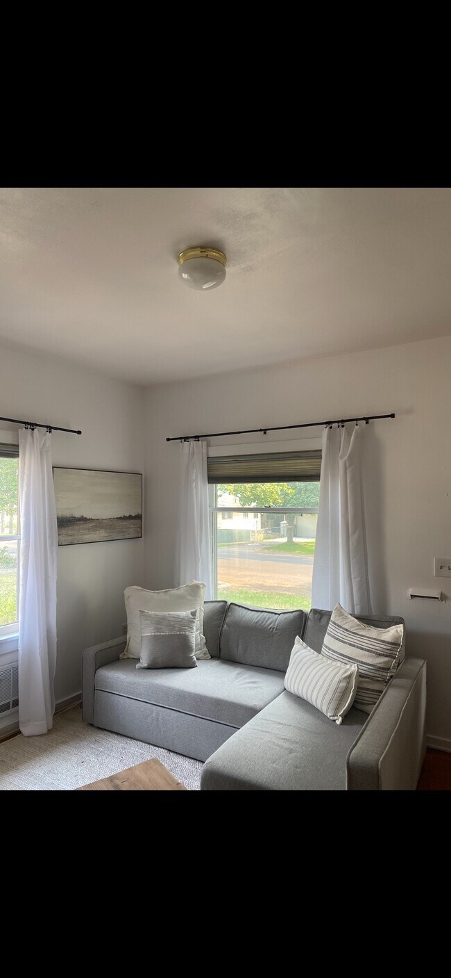 Building Photo - 112 N 5th St