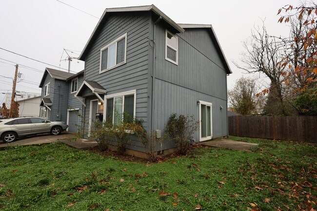 Building Photo - SE 73rd Ave - 3 bedroom townhouse in Mt Scott-Arleta neighborhood