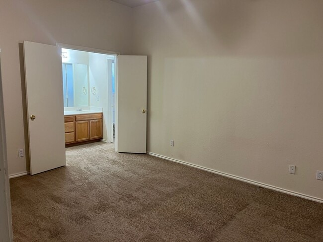 Building Photo - Cougar Ridge III Duplex