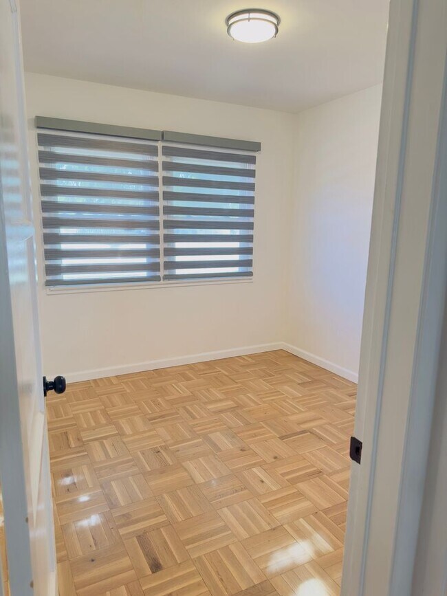 Building Photo - 3-Bedroom Home with Paid Solar & Bonus Outdoor Space in Northridge