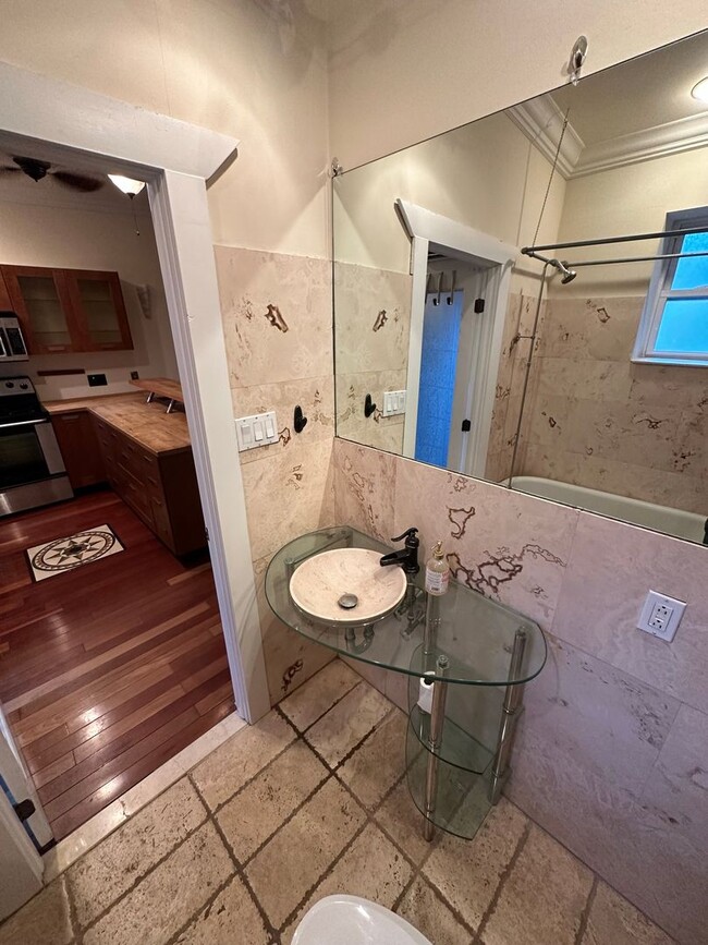 Building Photo - Beautiful Studio Apartment in Fishtown wit...