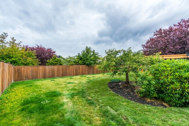 Building Photo - Stunning 4 Bedroom, 2.5 Bathroom Home With...