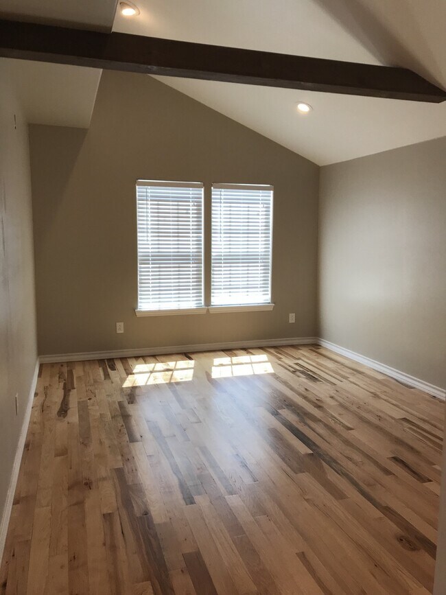 Building Photo - Super Cute 1/1 Cottage