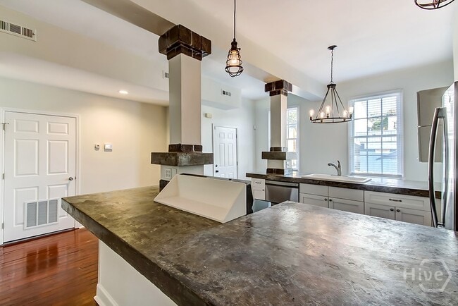 Building Photo - 303 W Henry St