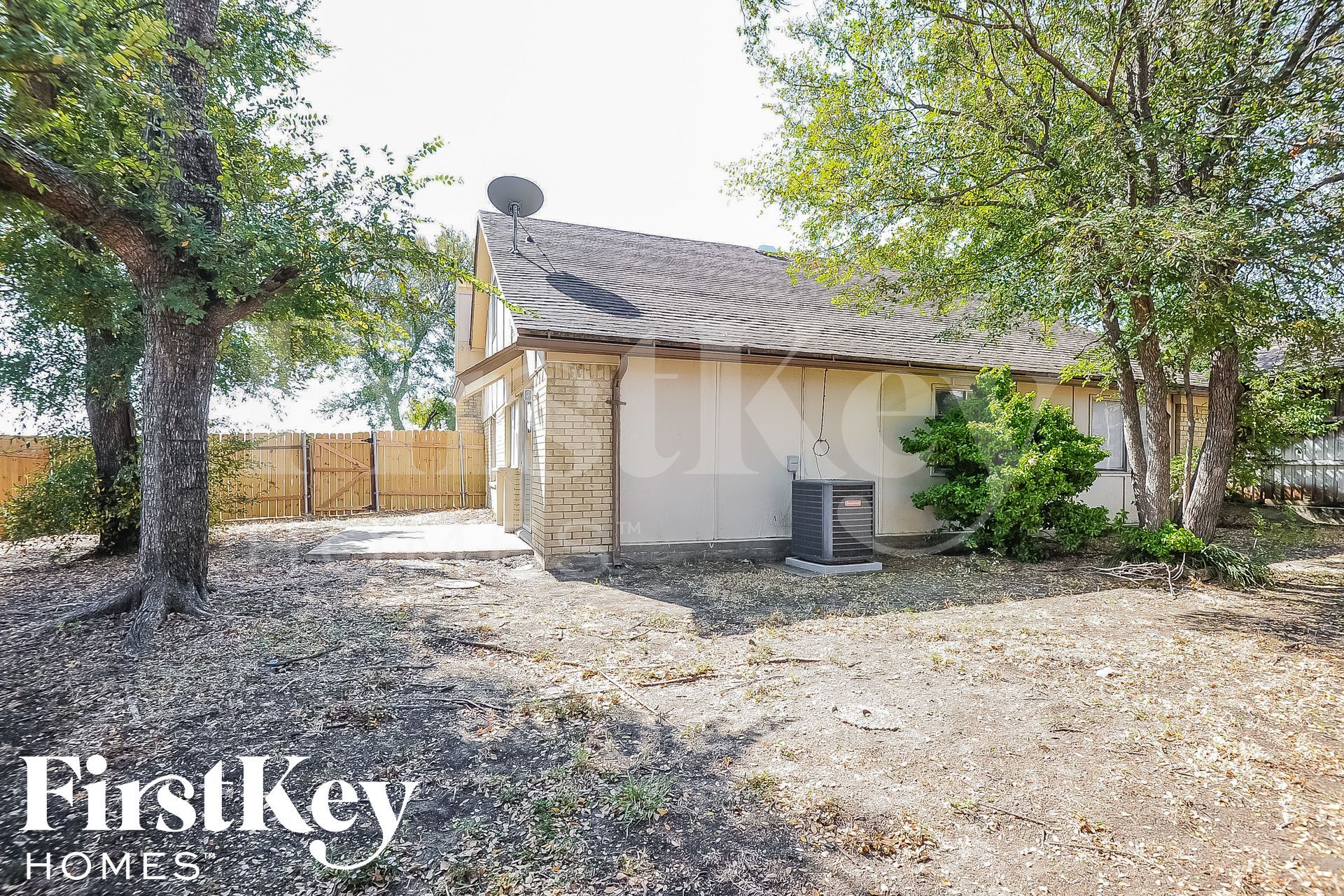 Building Photo - 2113 Deerfield Dr