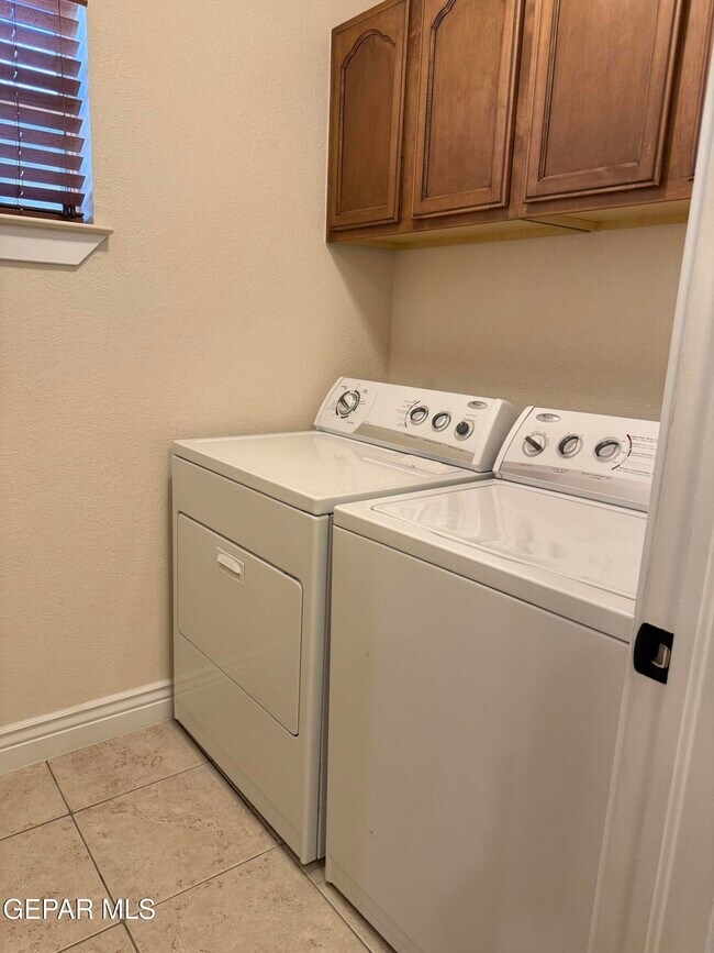 Building Photo - 3737 Tierra Campa Dr