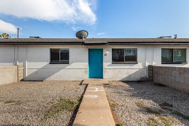 Building Photo - Two Bedroom with Washer/dryer! - 4 Weeks of Free Rent!