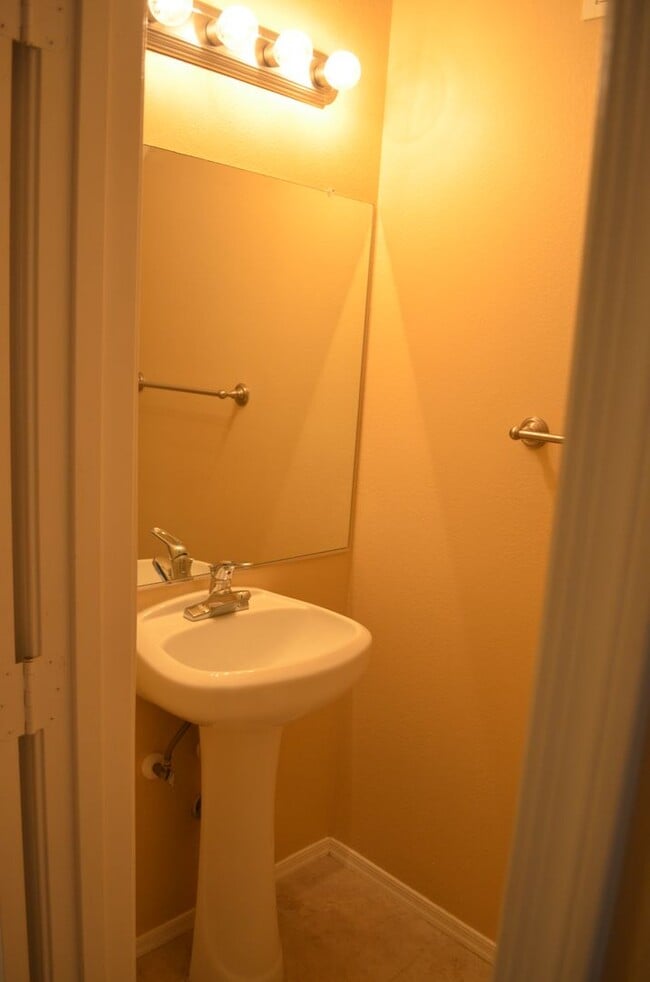 Building Photo - MOVE IN Special!!  Biltmore 2 bedroom!