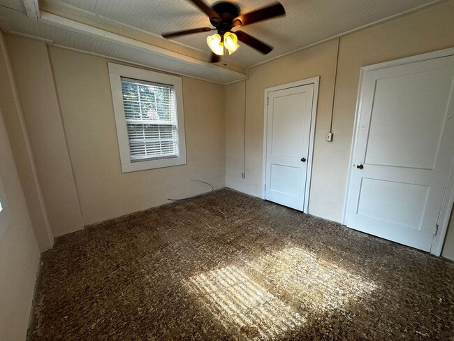 Building Photo - 2 Bedroom Walkable to Campus Pre-Leasing f...