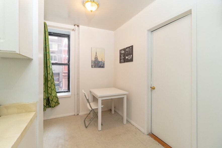 Building Photo - 316 E 96th St