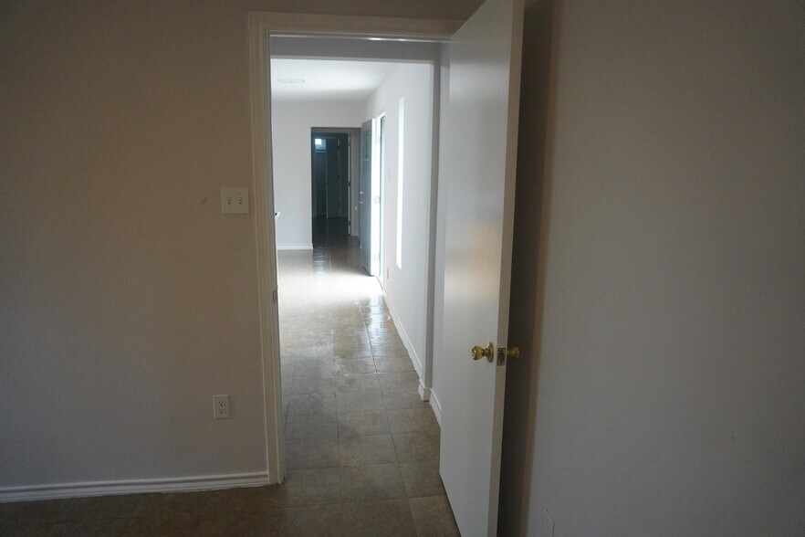 Building Photo - 1306 N Moorefield Rd
