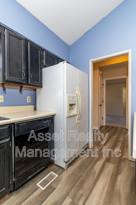 Building Photo - 1405 Wenlock Rd