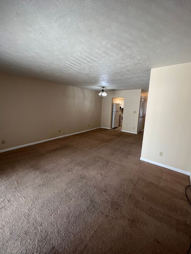 Building Photo - 2 Bedroom/1.5 bathroom townhouse for rent $1,300 month