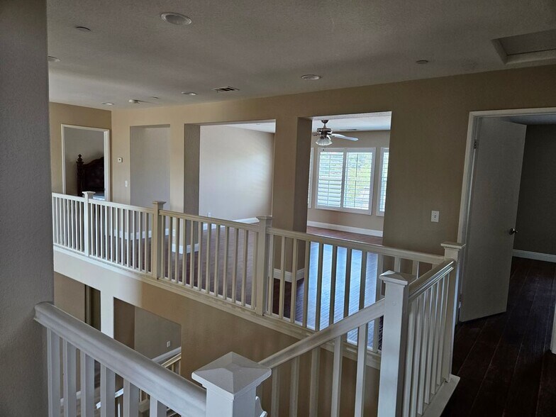 Building Photo - 410 Caliente Dr