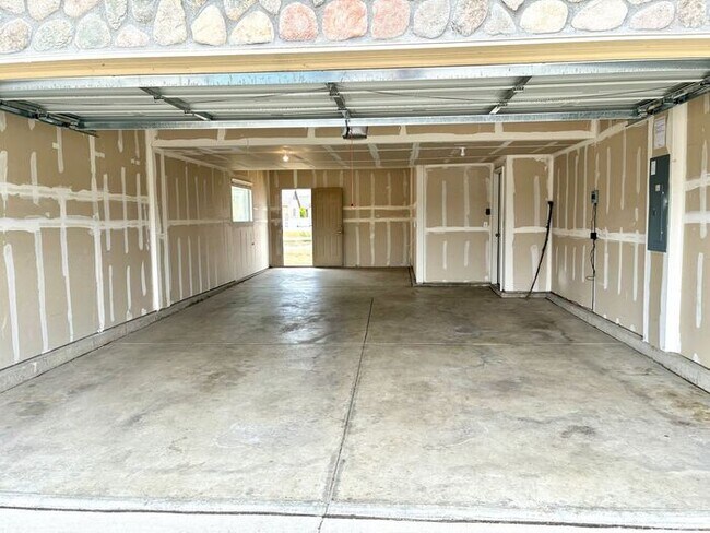 Building Photo - Beautiful 4 Bedroom Two-Story Home in Windsor!