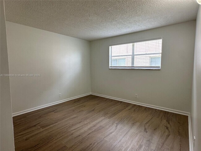 Building Photo - 5661 SW 36th Ct