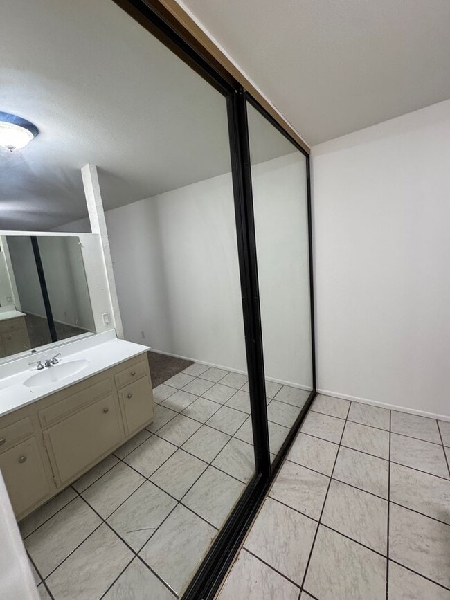 Building Photo - Orchard Lane Condo for Rent near the 101 F...