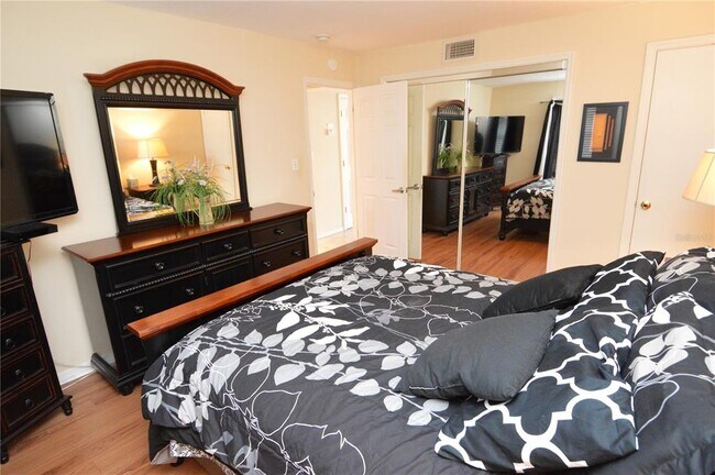Building Photo - 5245 Coquina Key Dr SE