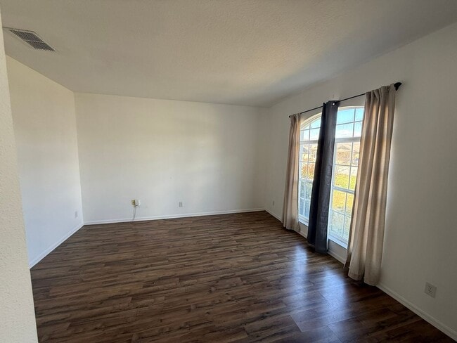 Building Photo - 2616 Plumberry Ave