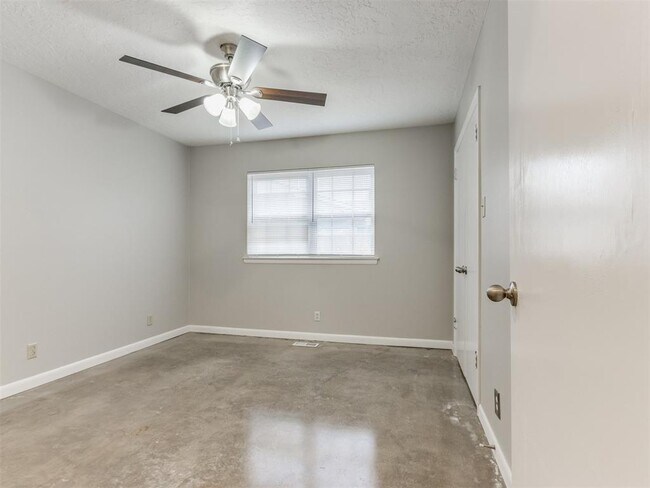 Building Photo - 2609 Brentwood Dr