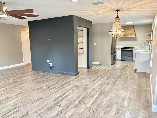 Building Photo - 2121 Oakstream Ave