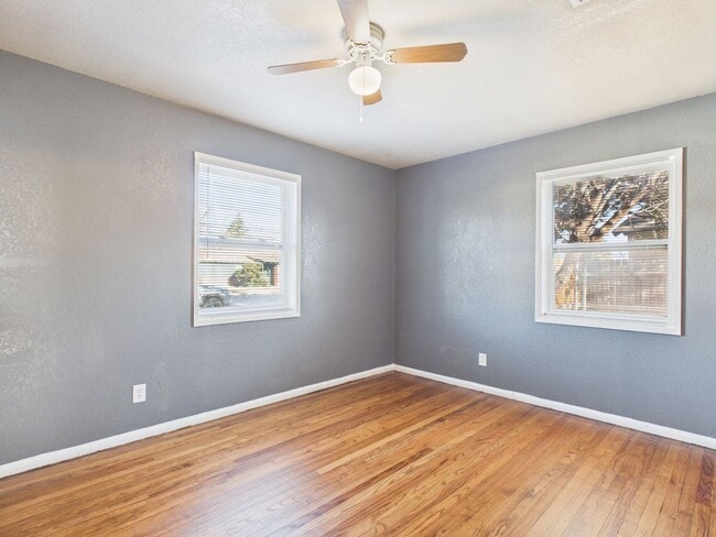 Building Photo - Charming rent ready duplex!