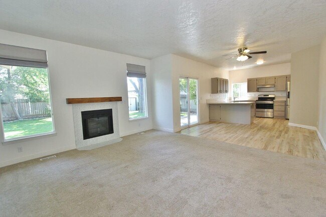 Building Photo - Immaculate Single-Level Home