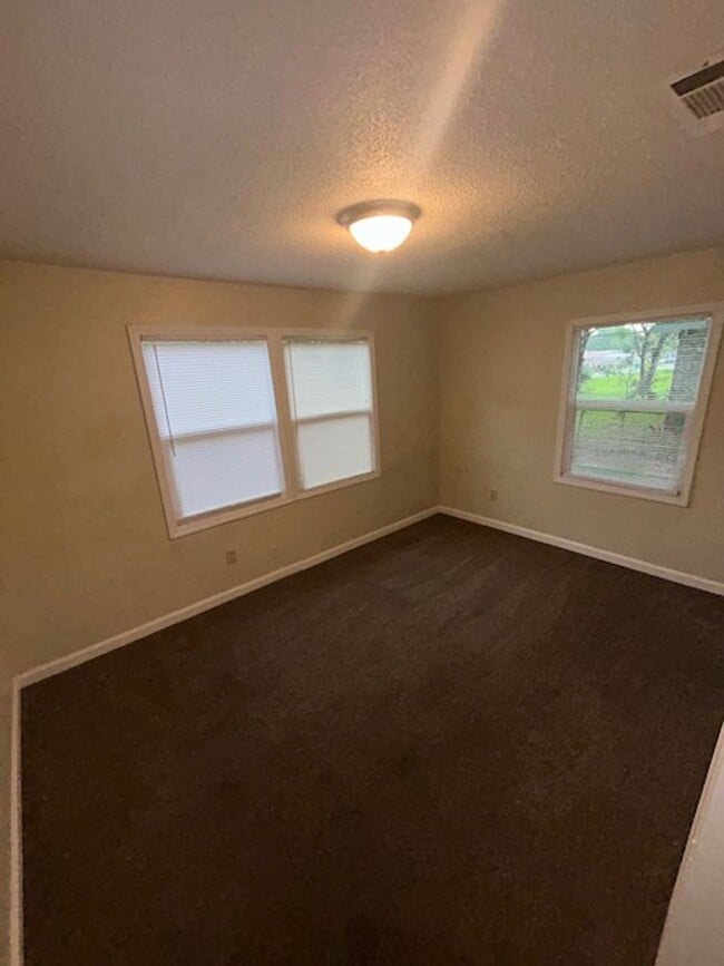 Building Photo - Moss Point 3 Bedroom