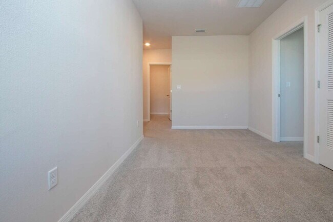 Building Photo - Spacious 5-Bed Retreat with Granite Elegance in Lakewood Ranch