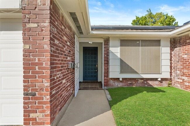 Building Photo - 8818 Edgemoor Dr