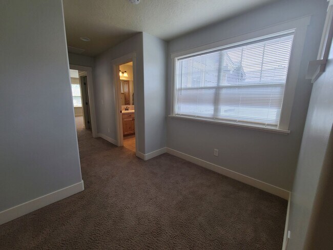 Building Photo - Clean and ready to go 3 bedroom home