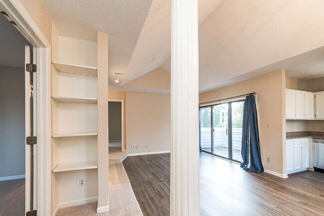 Building Photo - Chic & Cozy Condo in the heart of Raleigh!