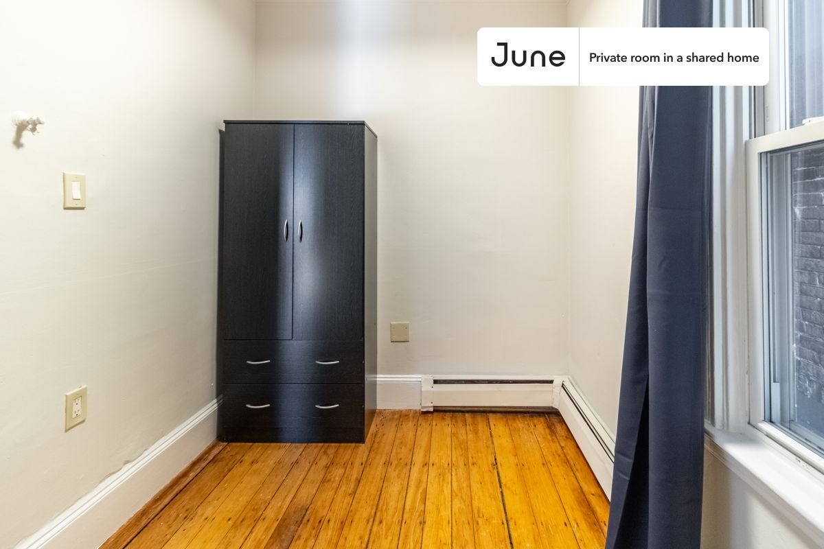 Building Photo - Room in Shared 4 bed/1 bath home