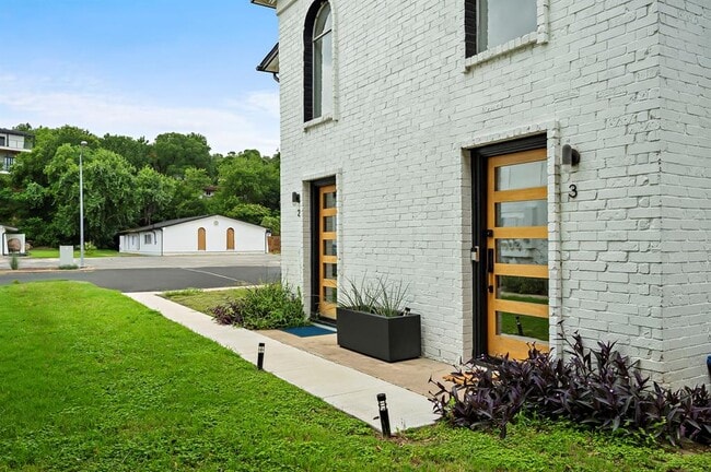 Building Photo - 1206 Hollow Creek Dr