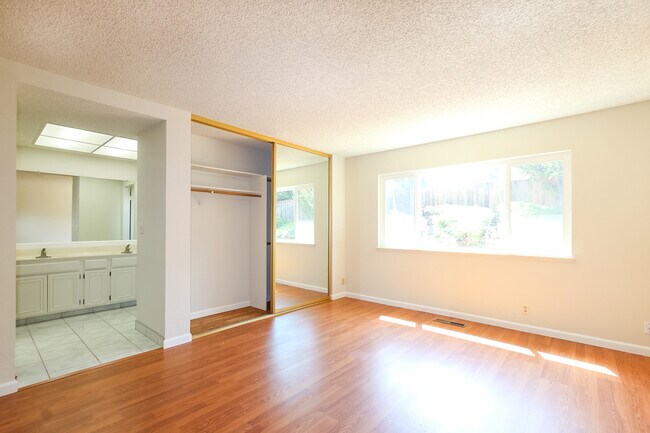 Building Photo - 3 bedroom Home on a corner Lot